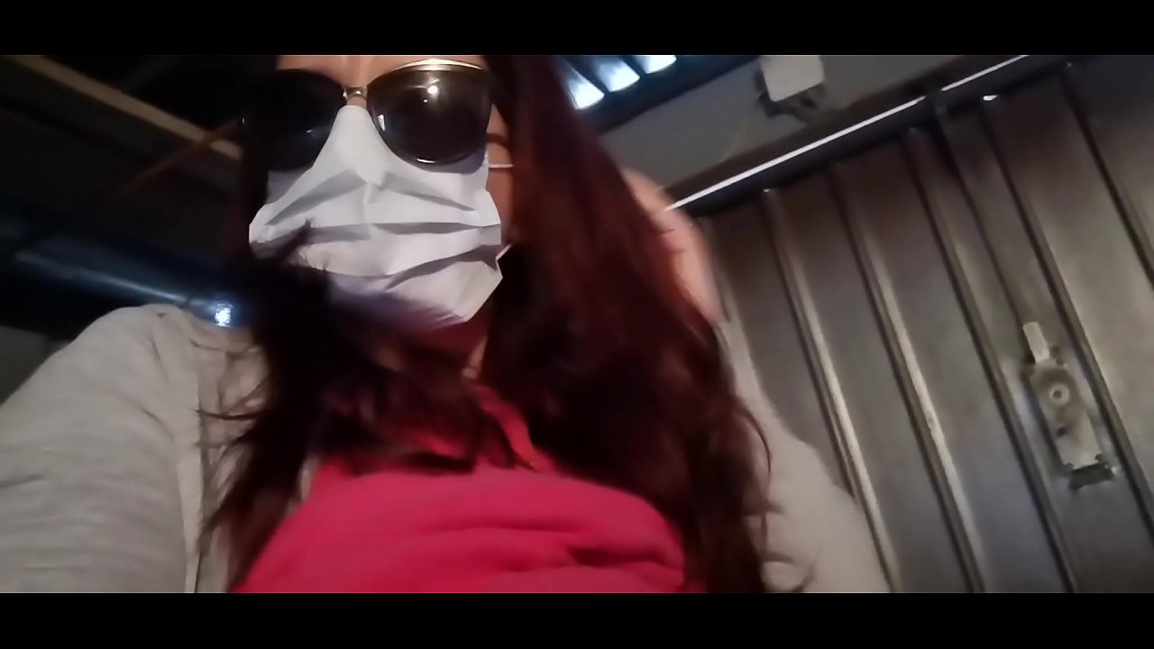 Nicoletta se vinga de seu vizinho e faz xixi em sua garagem (Especial Covid19 Quarentena Italiana)